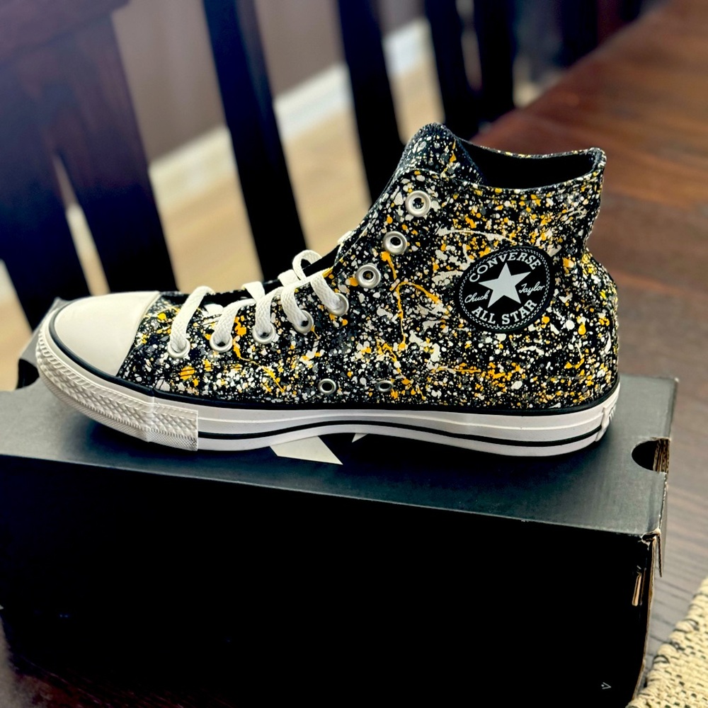 Converse size 8 men / 10 womens BRAND NEW